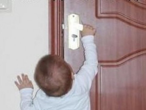 Bağlı qapı arxasında qalan azyaşlı xilas edildi