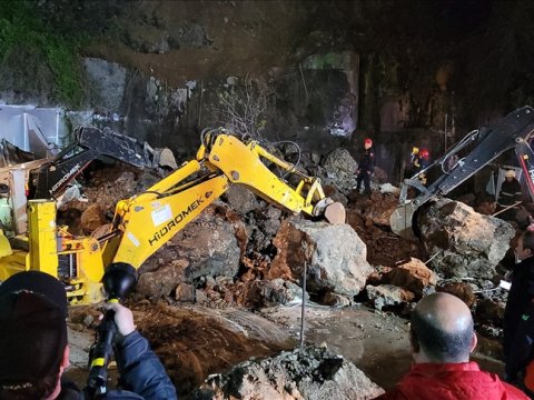 Torpaq uçqunu avtoyumanın üstünə aşdı&nbsp;