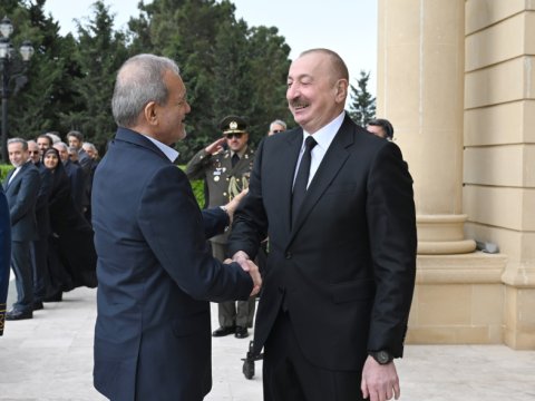 İlham Əliyev Pezeşkianı qarşıladı - VİDEO