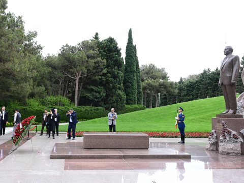 Pezeşkian&nbsp;Heydər Əliyevin məzarını ziyarət etdi - FOTO