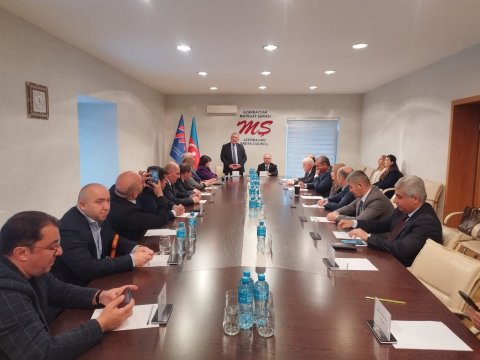 Türkiyə səfiri tarix və coğrafiya dərsliklərini oxuyur