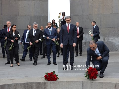 Gürcüstan prezidenti qondarma erməni soyqırımı abidəsini ziyarət edib - FOTO