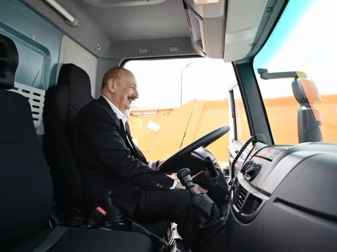 Prezident yük maşınını idarə etdi - VİDEO