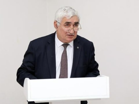 Öpməkçin müqəddəs bir mövqe varsa, o da müəllimin əlidir, anla!...