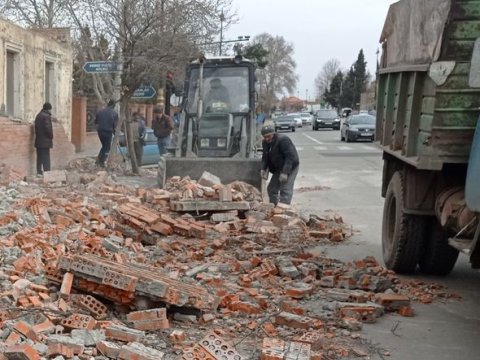 Külək hasarı maşının üzərinə aşırdı - Sürücü öldü