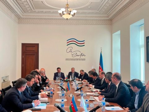 Hikmət Hacıyev beyin mərkəzlərinin rəhbərləri ilə görüşdü