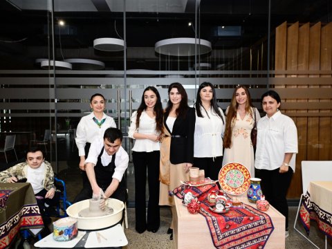 Leyla&nbsp;və Arzu Əliyevalar həssas qrupların&nbsp;yaradıcılığı&nbsp;ilə tanış olublar