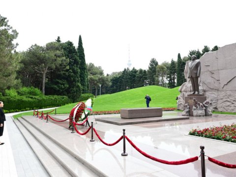 Kralın xanımı Fəxri xiyabanı ziyarət etdi