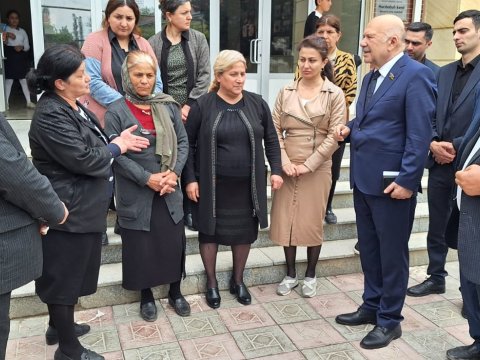 Deputat müəllimlərlə görüşdü - FOTO