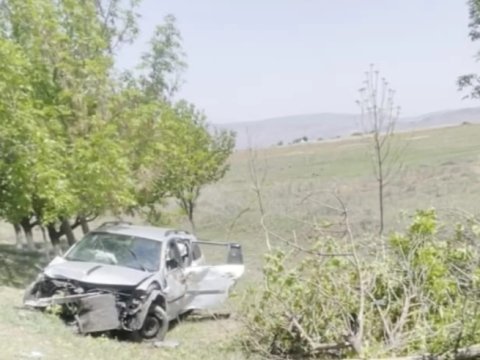 Babəkdə maşın aşdı: ana və oğlu yaralandı