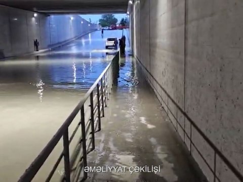 Gecə bəzi yerləri su basıb - VİDEO