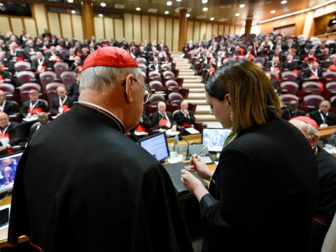 Papanın üzüyü və möhürü məhv edildi
