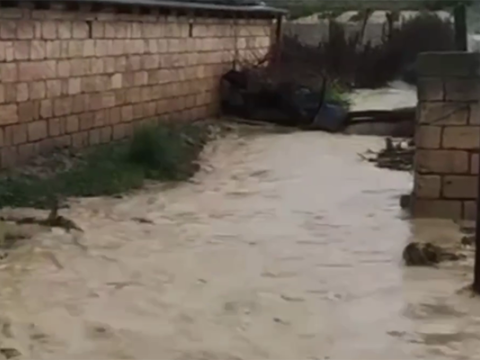 Kəndlərə sel gəldi, evləri su basdı