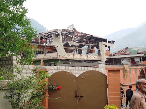 Hindistan Kəşmirdə məscidi dağıtdı - 1 nəfər öldü