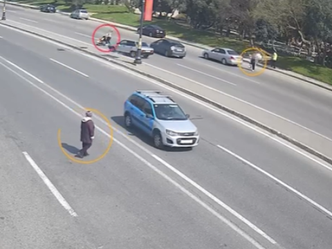 Maşın uşaq arabası ilə yolu keçən qadını vurdu - VİDEO