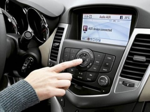 Yüksək səslə musiqiyə qulaq asan sürücülərə XƏBƏRDARLIQ