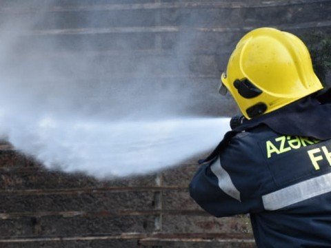 Qubada soyuducu anbar yandı