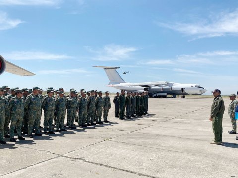 Təlimdə iştirak edəcək hərbçilərimizə sıra baxışı keçirildi