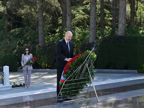 İlham Əliyevlə xanımı Heydər Əliyevin məzarını ziyarət ediblər