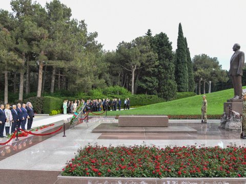 BMU-nun kollektivi Ümummilli Liderin məzarını ziyarət edib - FOTO