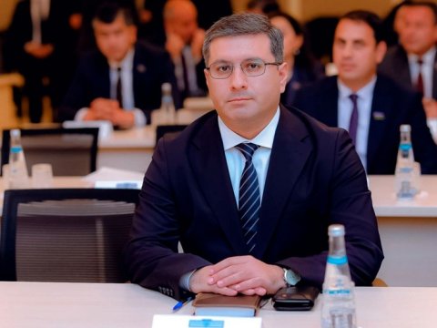Rövnəq Abdullayev naziri kollektivə təqdim etdi
