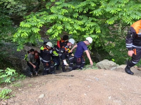 Lerikdə 62 yaşlı turist dərəyə yıxıldı - FHN əməkdaşları köməyə gəldi