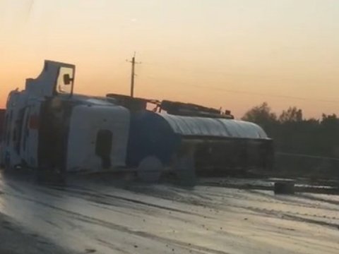 Yük maşını aşdı - 2 nəfər YARALANDI