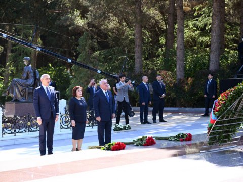 Rəsmilər Fəxri xiyabanda - FOTOLAR