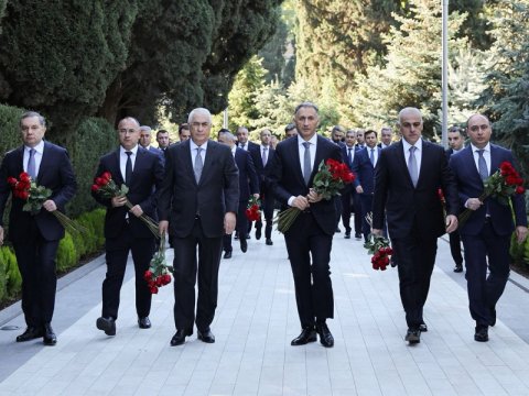 Rəqəmsal İnkişaf və Nəqliyyat Nazirliyinin kollektivi Ulu Öndər məzarını ziyarət etdi