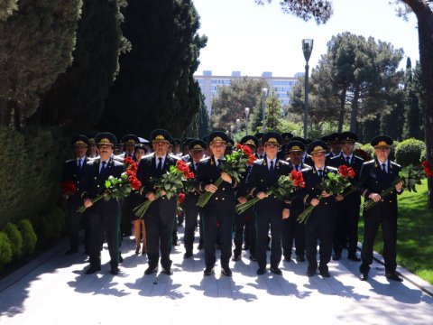 Prokurorluq əməkdaşları Fəxri xiyabanda - FOTO