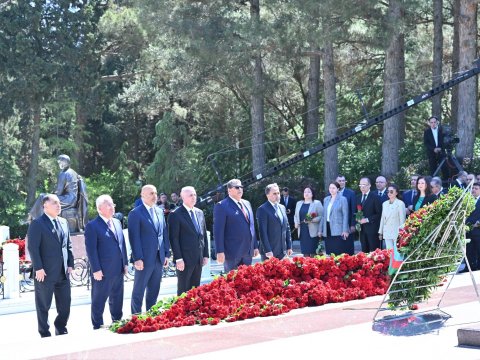 Milli Məclisin kollektivi Fəxri xiyabanda - FOTO