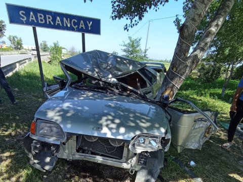 Şabranda maşın ağaca çırpıldı - 2 qardaş öldü