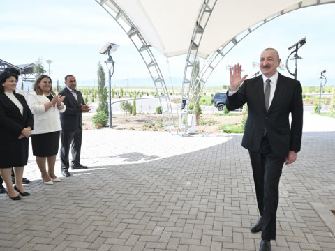 Prezident Kəngərliyə köçən sakinlərlə görüşdü - Evlərin açarları təqdim olundu