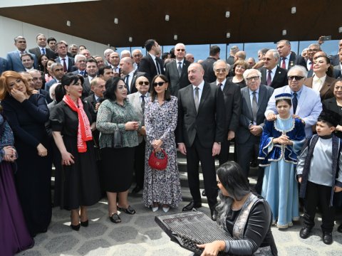 Prezident və birinci xanımı "Qarabağ" mahnısı ilə qarşıladılar - VİDEO
