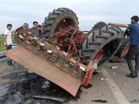 Yük maşını traktorla toqquşdu - Xəsarət alanlar var