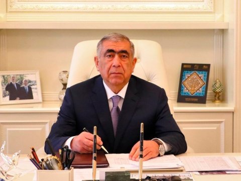 Saleh Məmmədov polisin nəzarəti altında olan direktoru işdən çıxardı