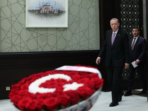 Ərdoğanın iclasına 102 ədəd gül göndərdi - FOTO