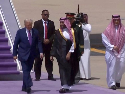 Trampın ilk xarici SƏFƏRİ