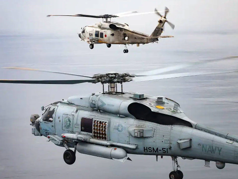 Hərbi helikopter təlim zamanı dənizə məcburi eniş etdi