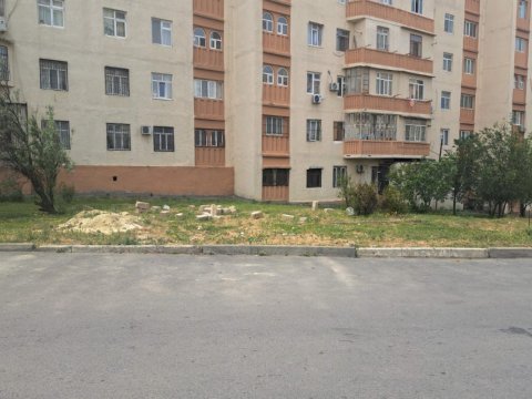 Binanın həyətində qanunsuz yerləşdirilmiş köşk söküldü