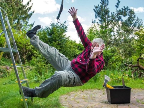 Meyvə yığmaq istədi, ağacdan yıxılıb öldü