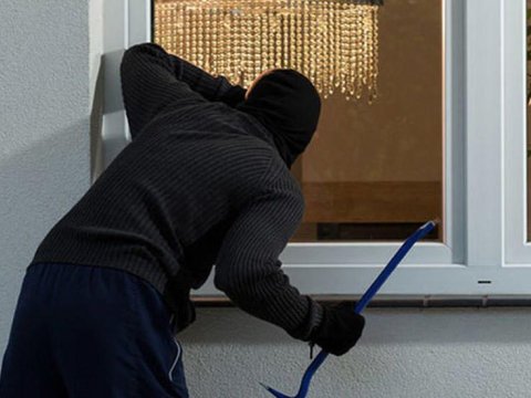 Ticarət mərkəzindən gödəkcə oğurlayan şəxs saxlanıldı