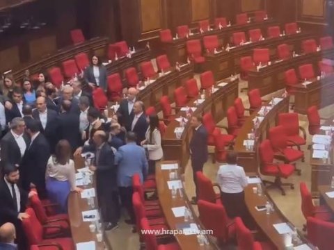 Ermənistan parlamentində əlbəyaxa dava - VİDEO