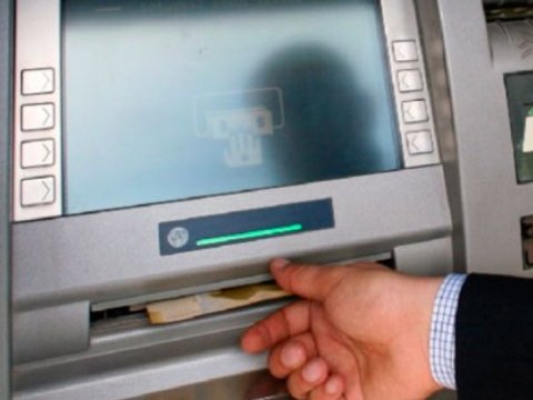Bankomatda unutduğu pulu oğurladılar