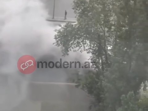 Bakıda avtobus tüstülədi - VİDEO