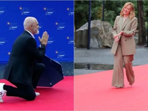 Həmkarını diz çökərək qarşıladı - VİDEO