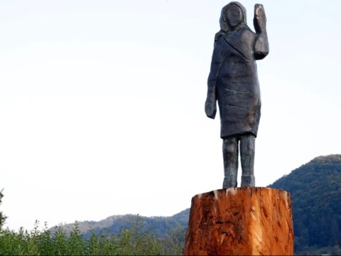 Xanım Trampın heykəli oğurlandı