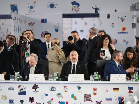 Prezident Zirvə toplantısının açılış plenar sessiyasında iştirak edib