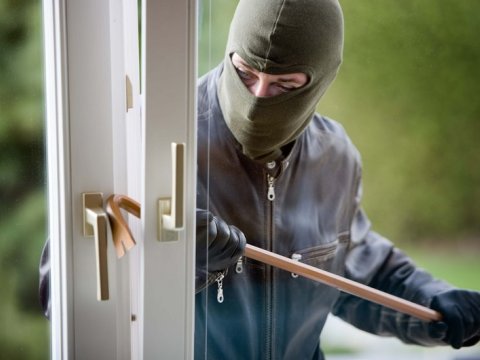 Satıcı işlədiyi mağazadan 20 min oğurladı