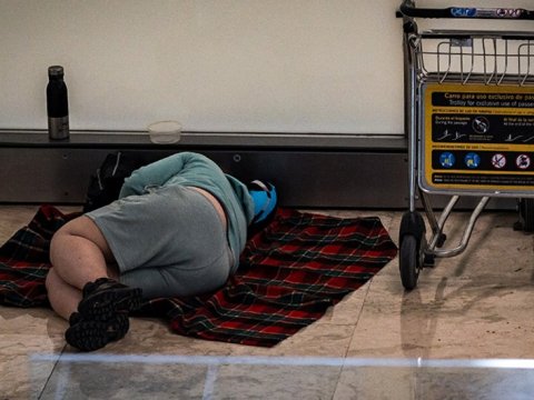 Evsizlər&nbsp;hava limanını zəbt etdilər